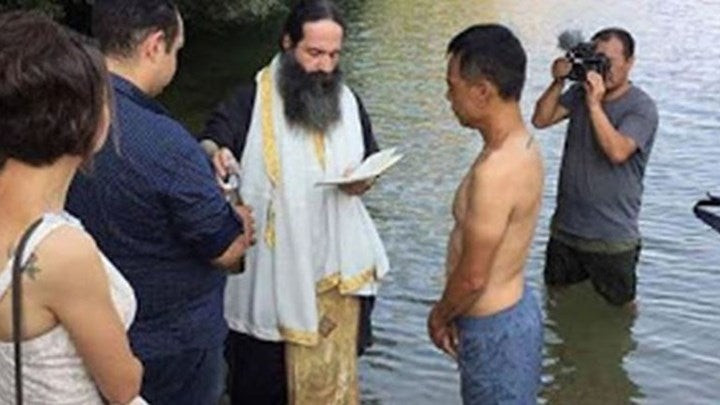 Ταξίδεψε από την Κίνα για να βαπτιστεί χριστιανός στην Ελλάδα – Δείτε εικόνες